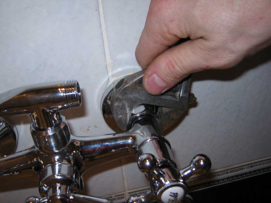 Стандартная высота установки смесителя крана над ванной от пола