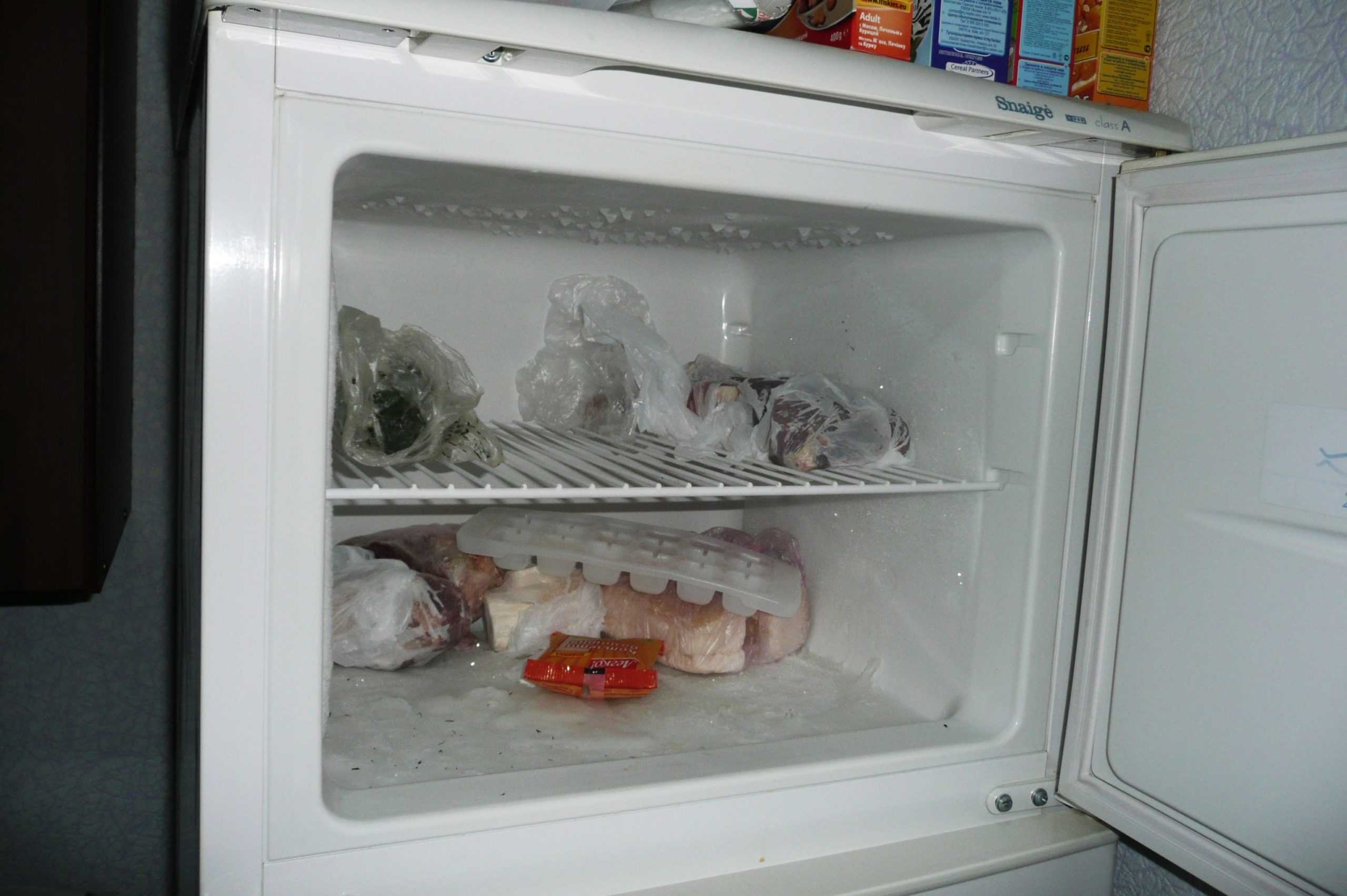 Почему холодильник замораживает продукты