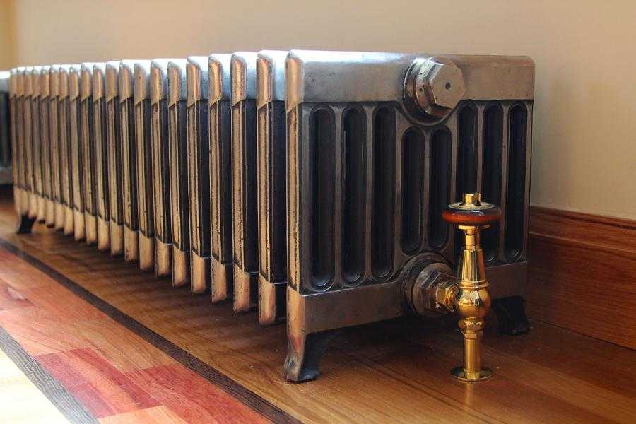 Чугунные ретро радиаторы отопления в интерьере
