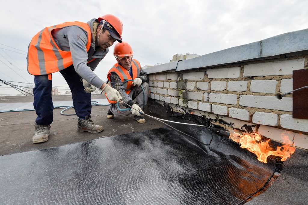 Когда крыша дома даёт течь и ремонт не помогает, остаётся единственный вариант — это полная замена крыши.