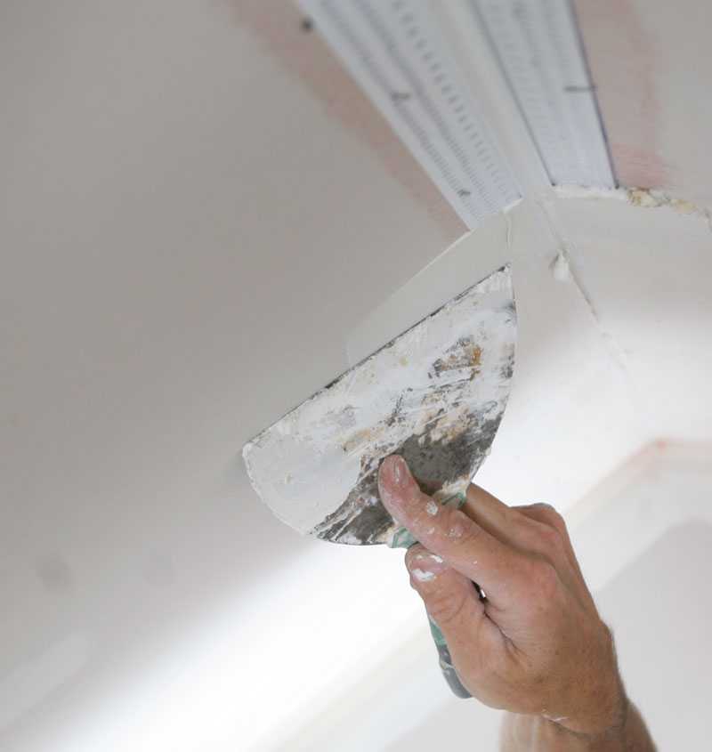 Как шпаклевать потолок: способы выбора и нанесения шпаклевки.
