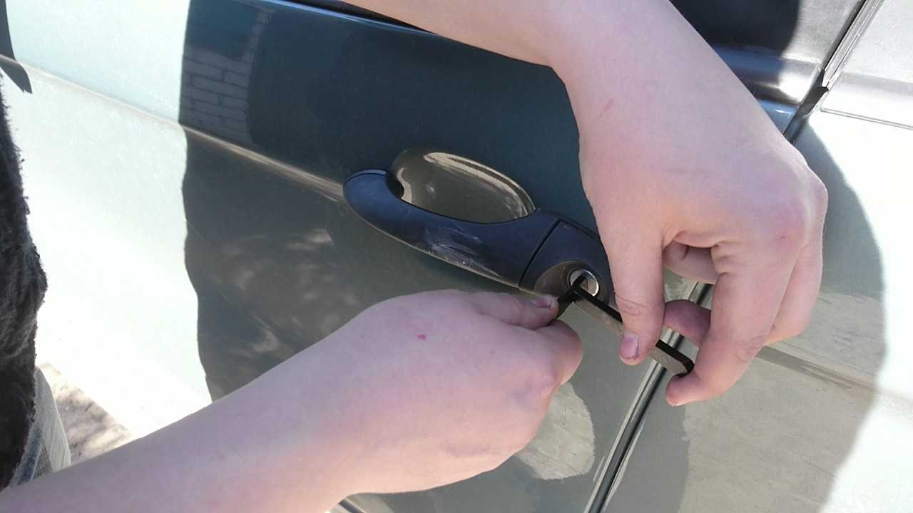 Как открыть дверь автомобиля без ключа самостоятельно? 5 проверенных способов | auto-gl.ru