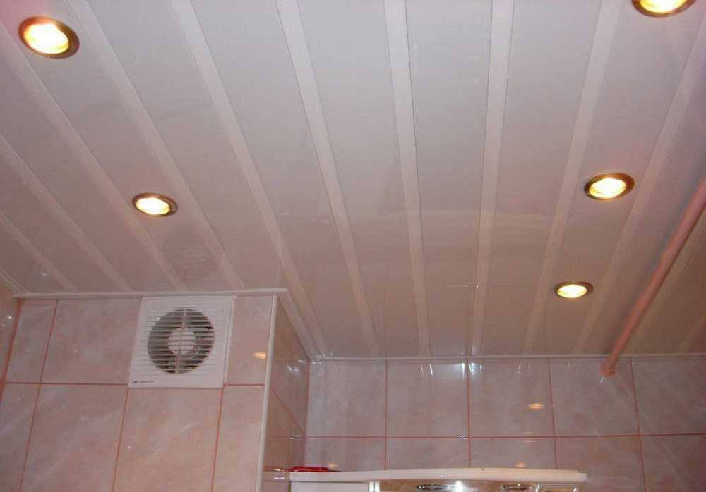 Потолок пвх своими руками: пошаговая инструкция, как сделать и укрепить каркас для крепления подвесных панелей, монтаж плит в ванной, на кухне и других помещениях