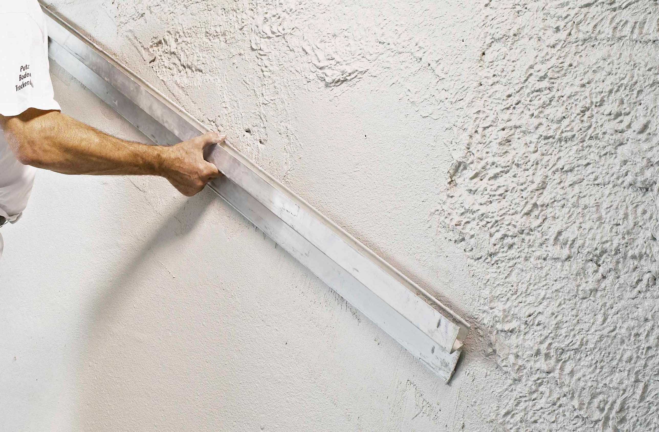 При самостоятельном выравнивании стен и потолка необходимо иметь весь требуемый инструмент под руками.