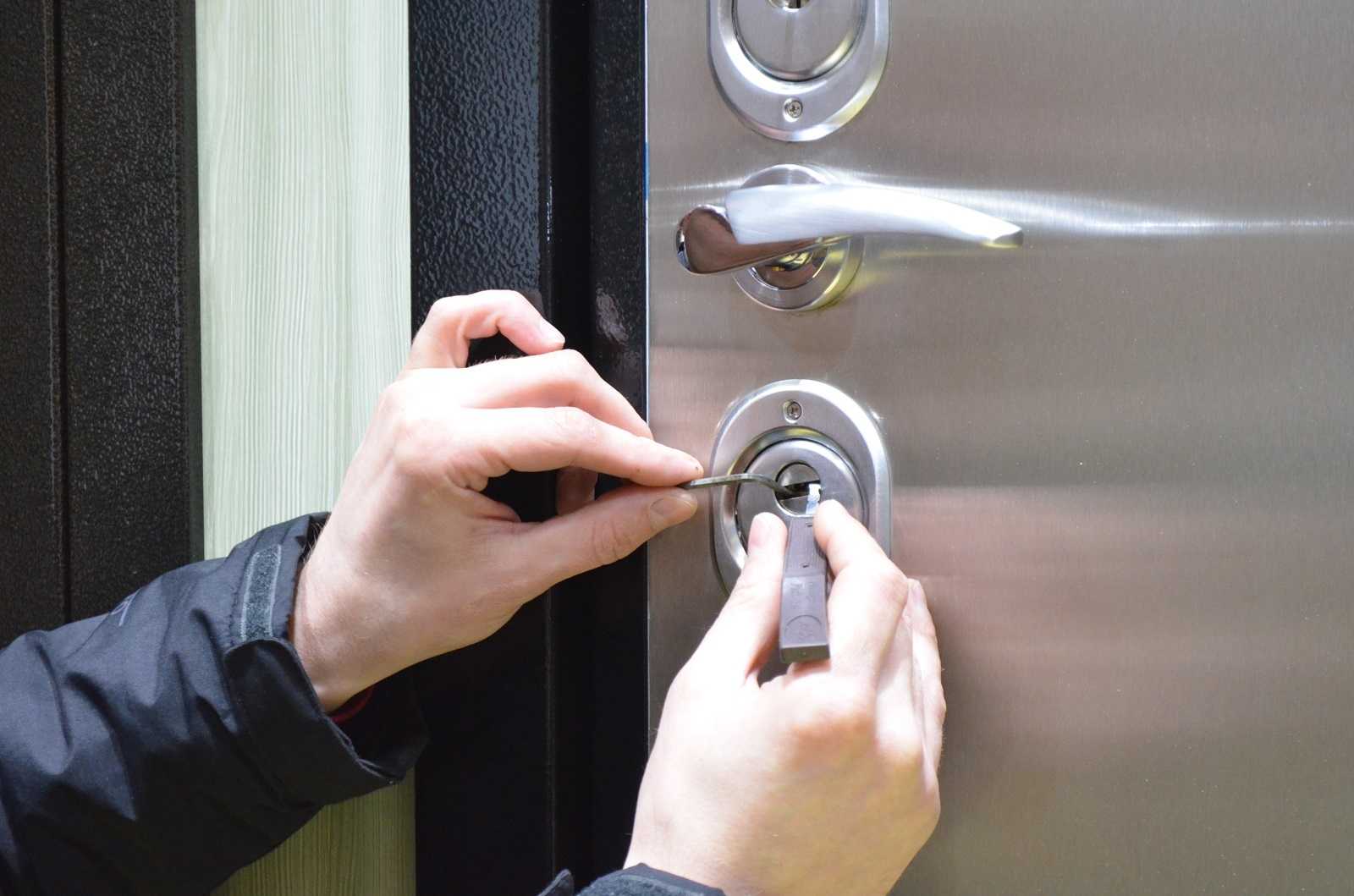Как вскрыть дверь без ключа – несколько доступных способов.