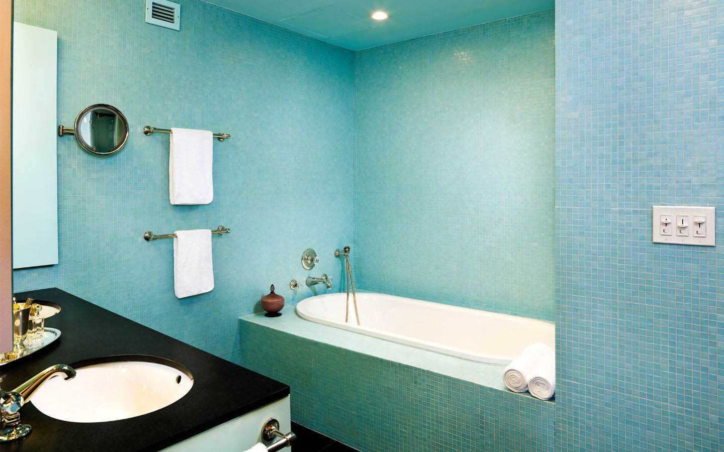 Покраска стен в ванной - правила и фото