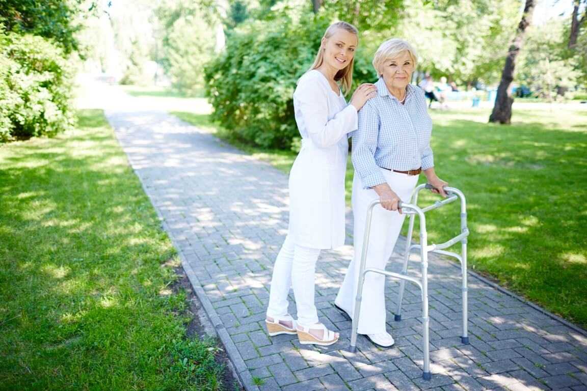 Проживание в доме престарелых: преимущества и условия