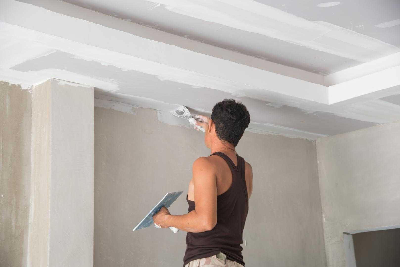 Подготовка поверхности потолка своими руками под покраску, побелку, установку натяжного покрытия и иное, обесточивание электропроводки на стене и другие действия