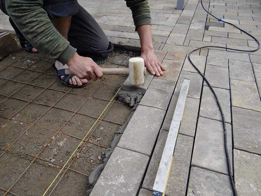 Тротуарная плитка – строительный и отделочный материал, востребованный при благоустройстве придомовой территории.