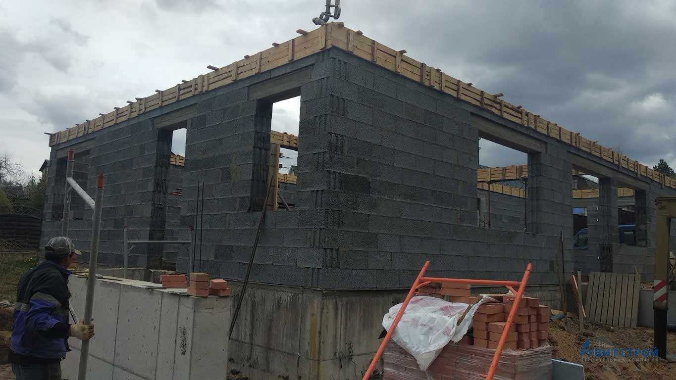 Строительство дома из керамзитобетонных блоков – особенности материала и нюансы использования