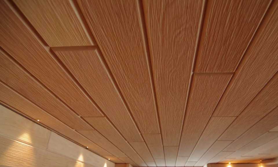 Потолок из пластиковых панелей (90 фото): отделка стен пвх панелями, размеры и длина покрытия, бесшовные варианты для прихожей