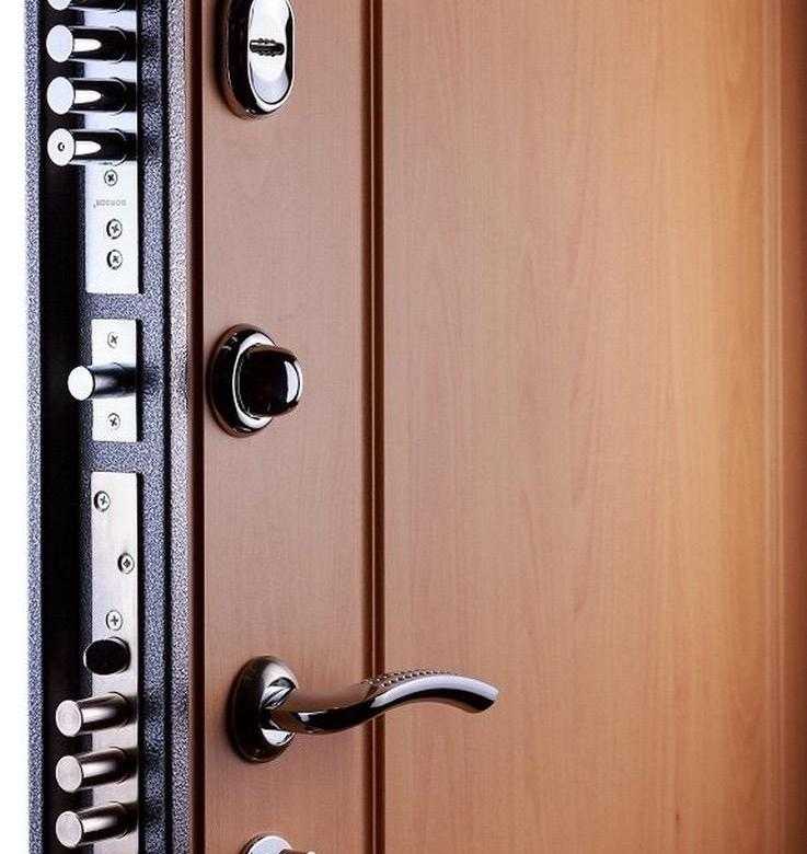 В чем состоят различия стальных и бронированных межкомнатных дверей?