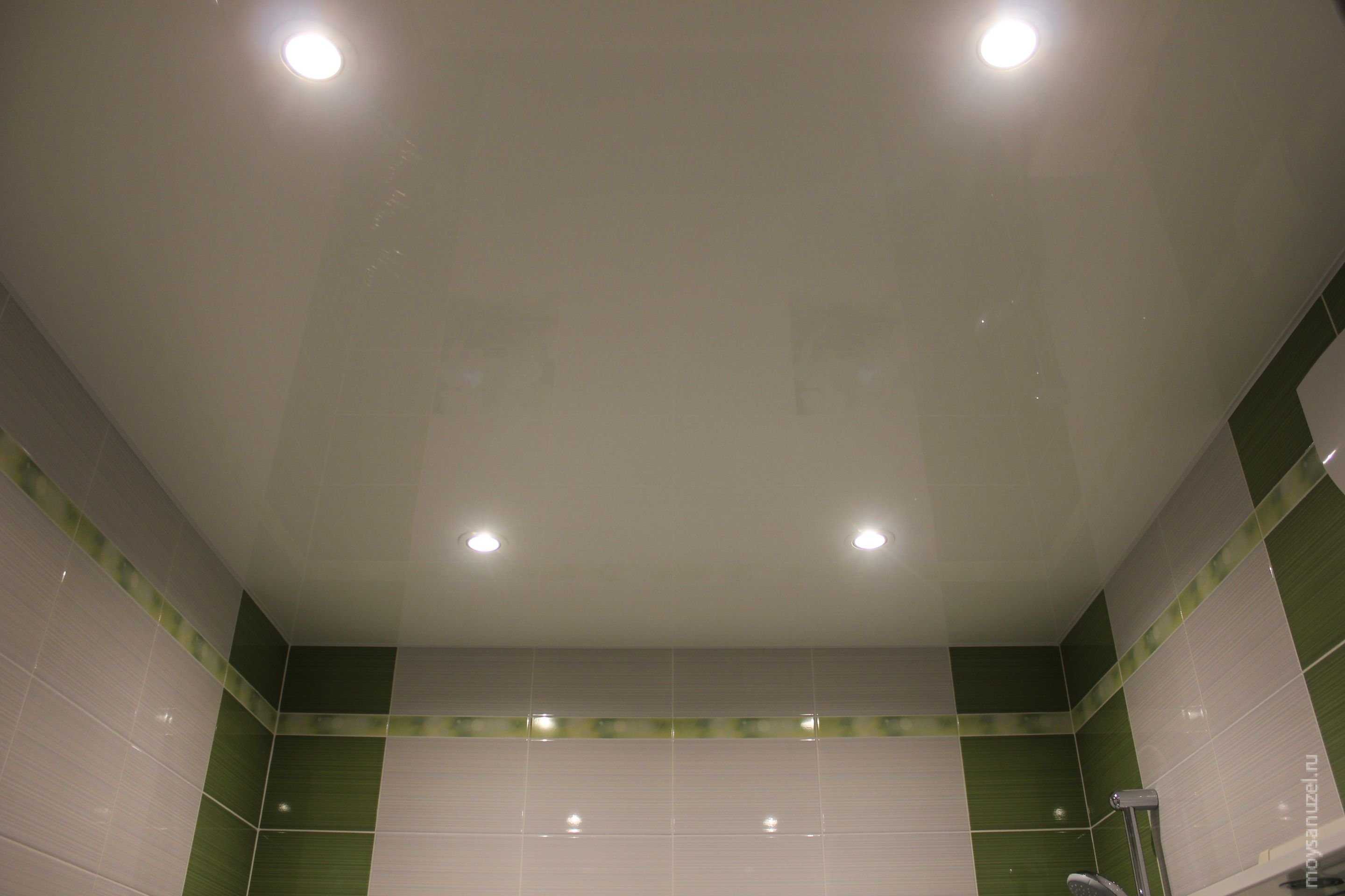 Натяжной потолок в ванной комнате: преимущества и недостатки, варианты отделки из других материалов, фото