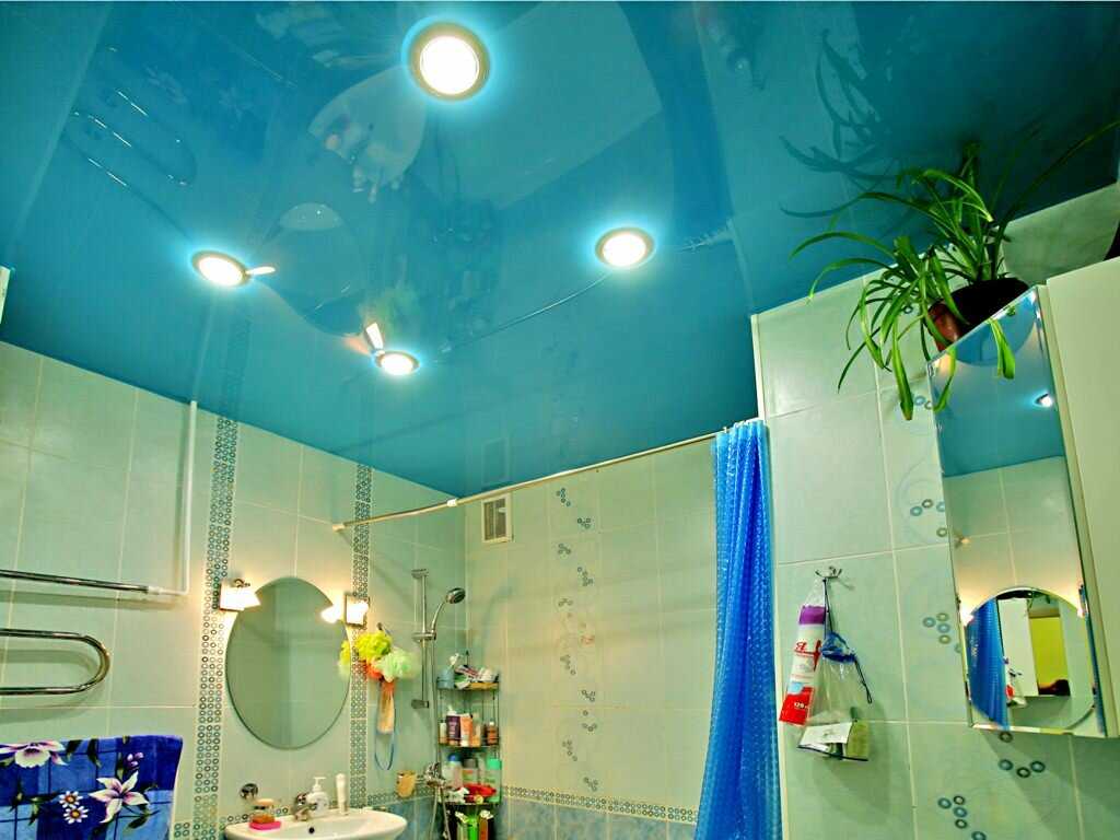 Натяжной потолок в ванной - советы по выбору материалов и особенности установки в ванной комнате