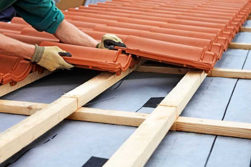 Некоторые застройщики используют для покрытия своих крыш плоские листы, которые называться в профессиональных кругах – фальцами.
