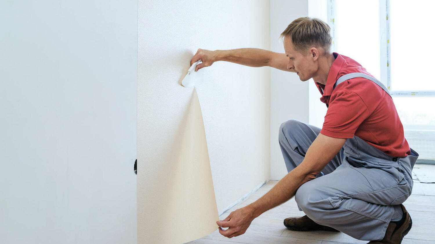Как правильно подготовить стены под поклейку обоев