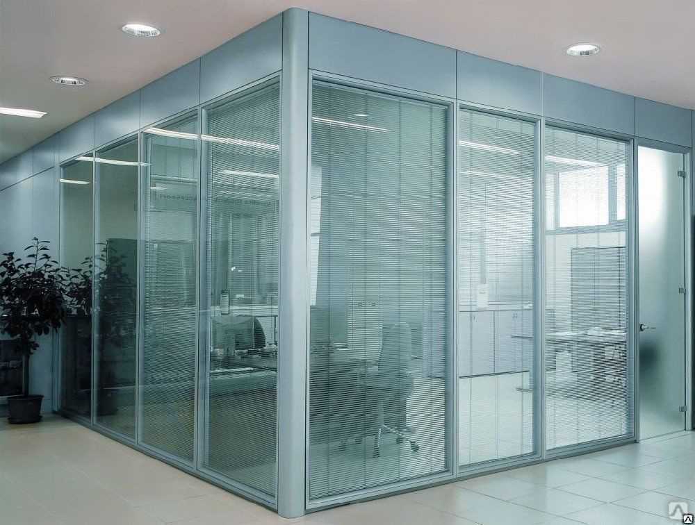Офисные стеклянные перегородки – это идеальное решение для ограничения рабочего пространства и создания удобств для каждого сотрудника по отдельности.