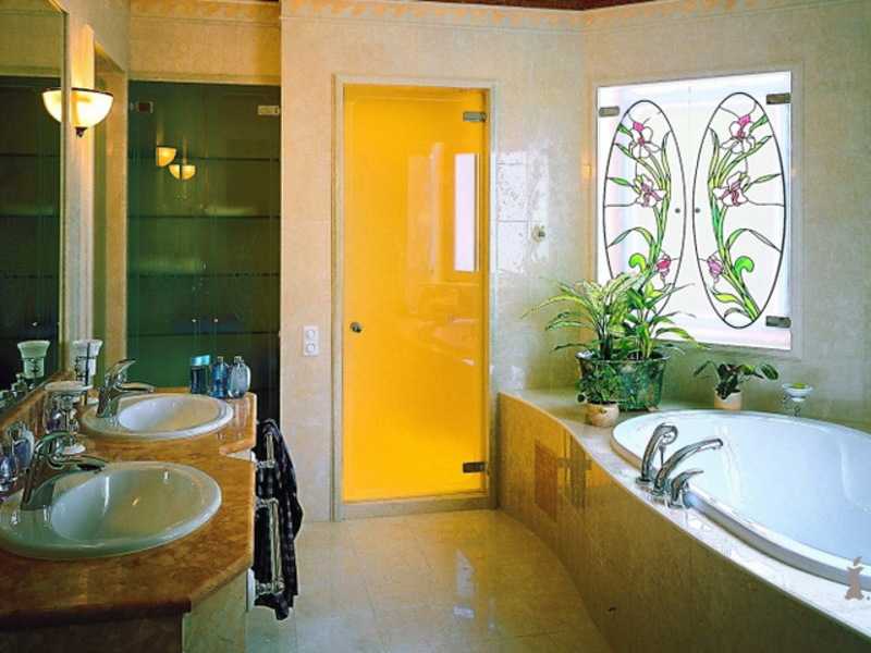 Стеклянные двери в ванную комнату: советы по выбору