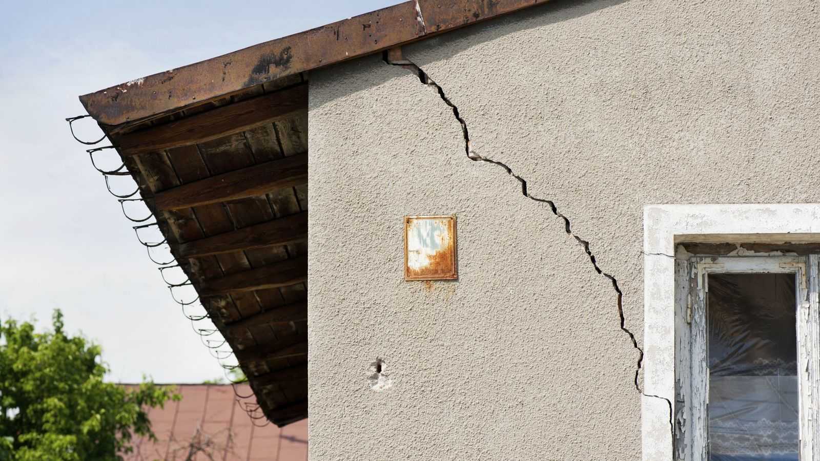 Характерные дефекты стен дома, связанные с деформациями фундамента