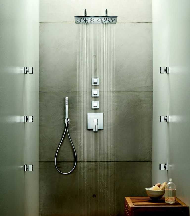 Душевая стойка с тропическим душем и смесителем: система с тропическим душем с изливом, душевой гарнитур и колонка, встроенные панели