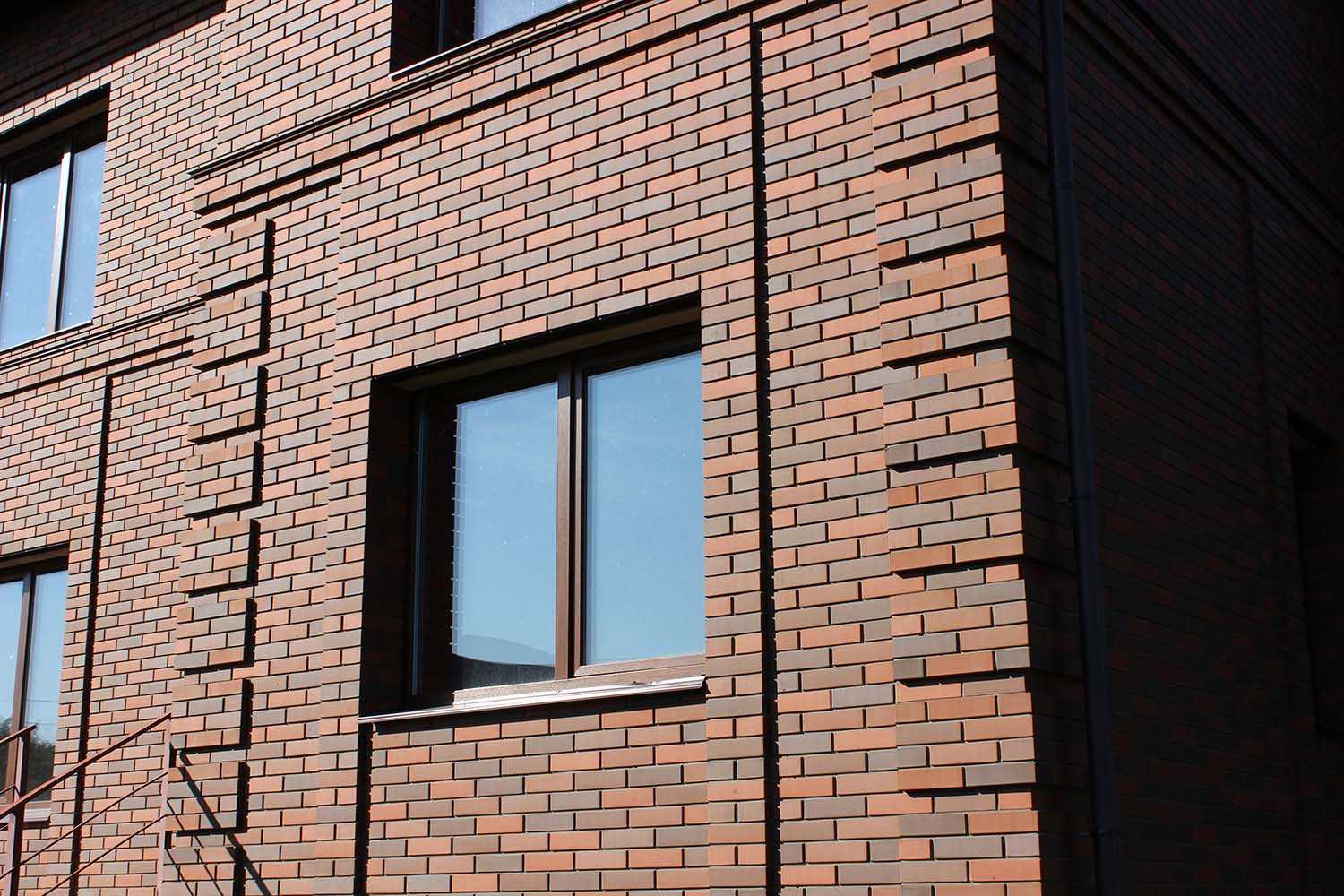 Обрамление окон на фасаде дома (23 фото): отделка сайдингом и кирпичом, молдинги из полиуретана