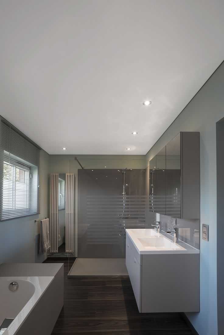 Натяжной потолок в ванной (68 фото): плюсы и минусы, можно ли делать глянцевый вариант в ванной комнате, отзывы