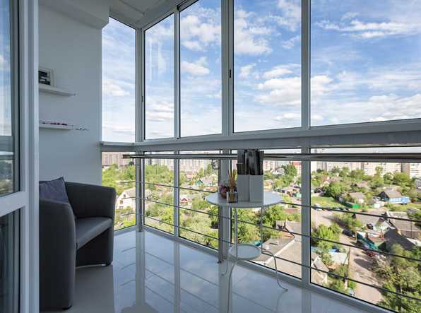 Панорамное остекление балкона (77 фото): варианты дизайна балкона с окнами-панорамой от пола до потолка, плюсы и минусы остекления