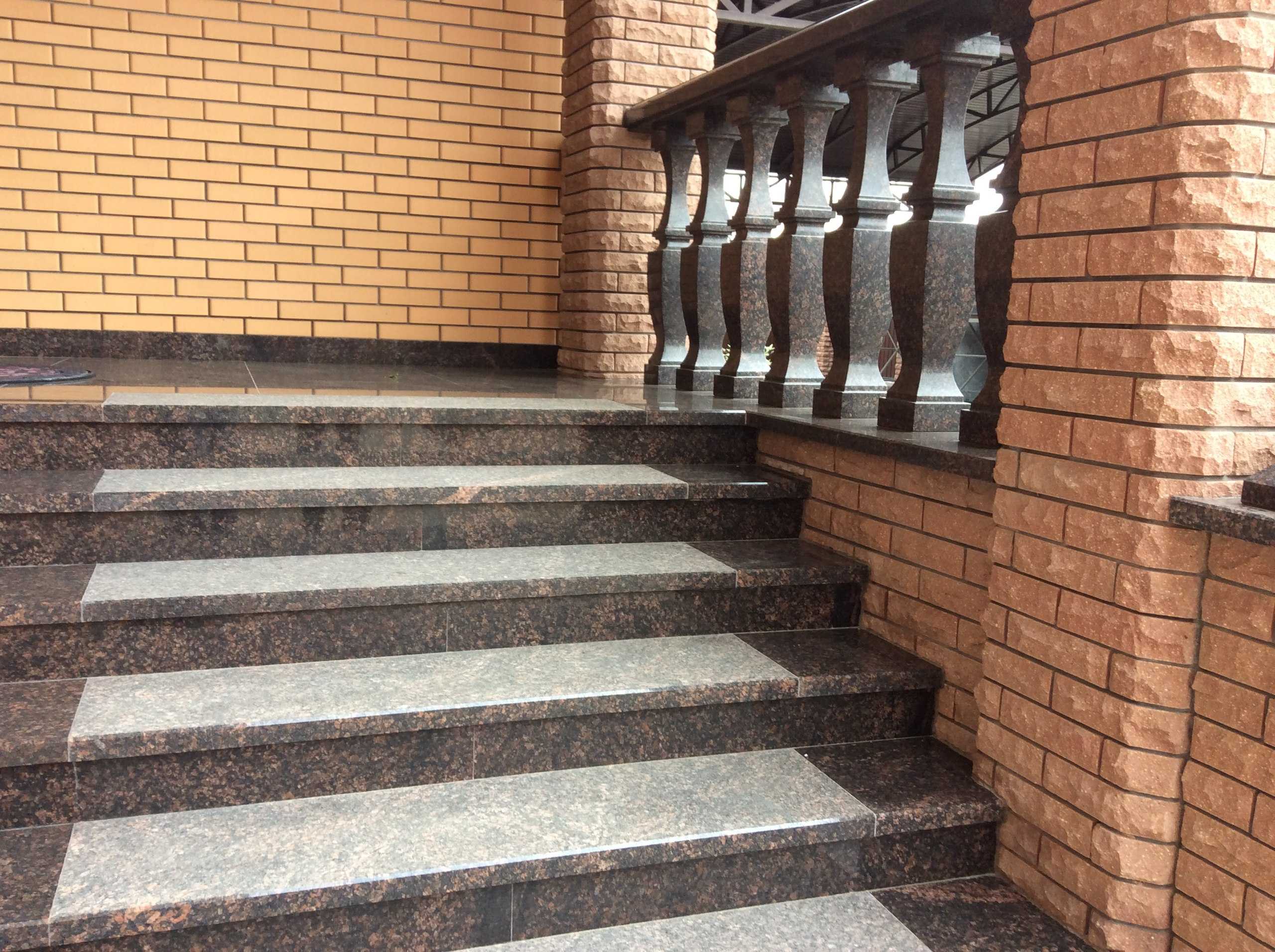 Отделка лестниц из бетона мрамором гранитом - по ступенькам