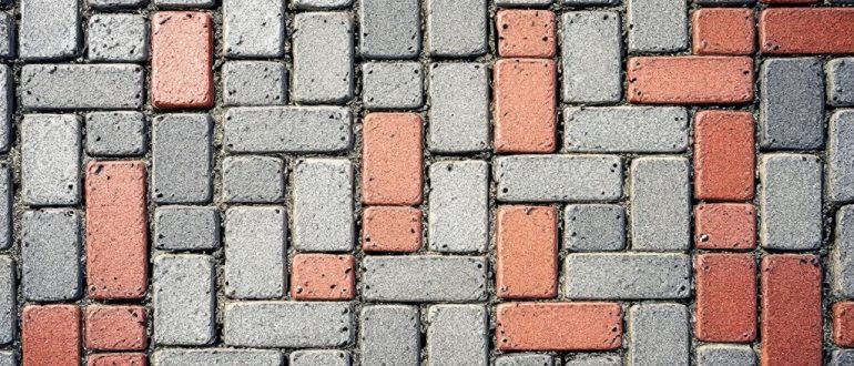 Что выбрать: классическая тротуарная плитка или брусчатка?