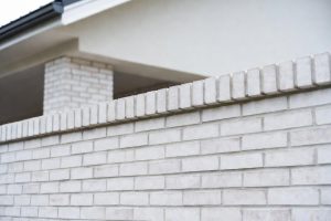 Белый клинкерный кирпич: благородство фасада без излишеств