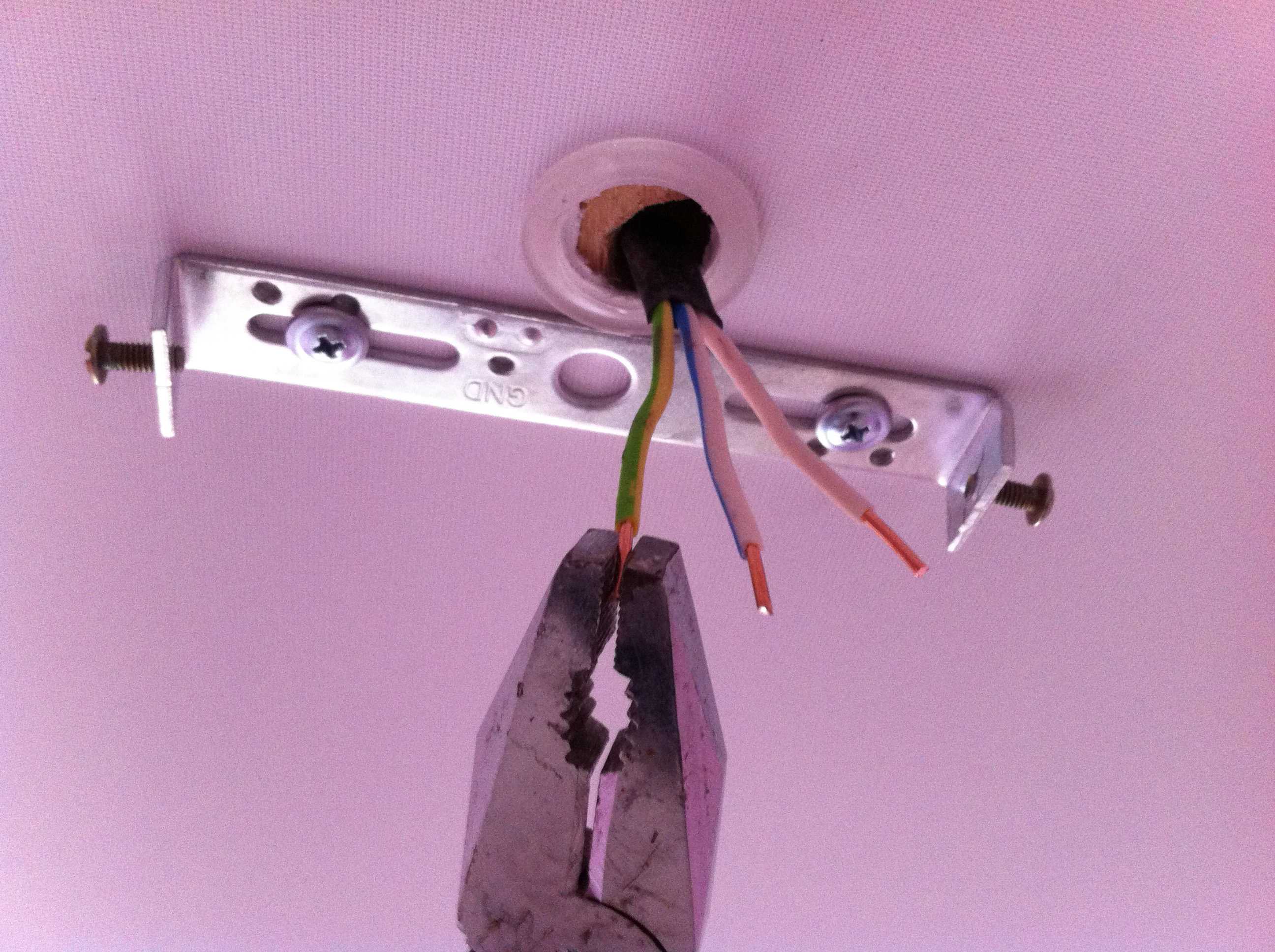 Установка светильников в подвесной потолок – варианты монтажа освещения