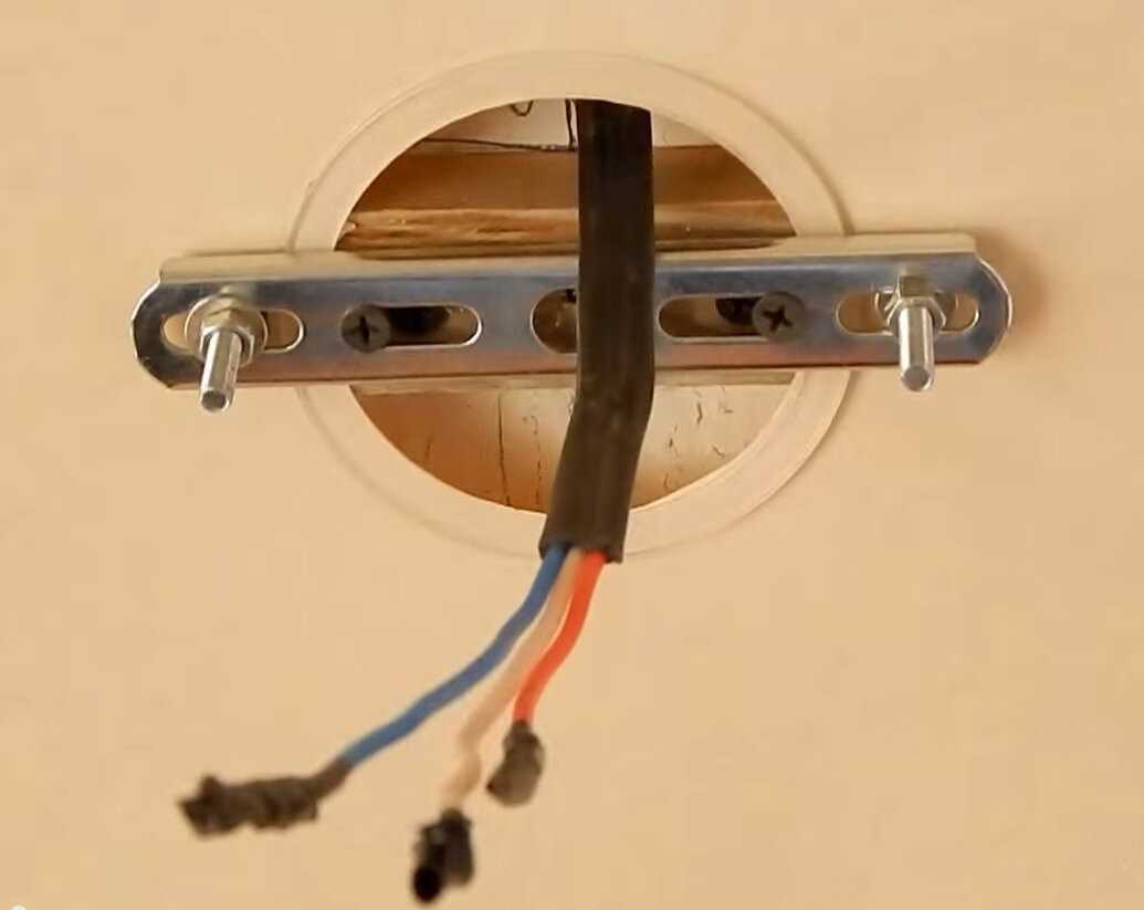 Установка люстры на натяжной потолок: как закрепить, повесить светильник, как установить люстру своими руками, площадка под люстру