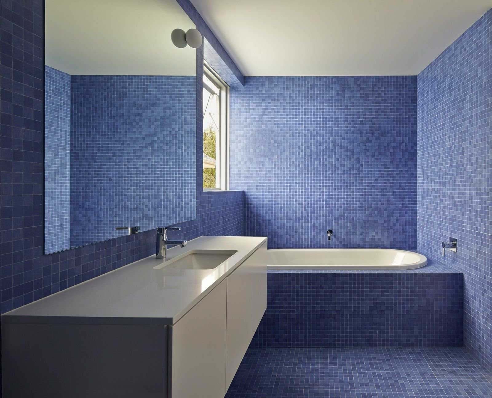 Для дизайна ванной отлично подойдут материал, который является влагоустойчивым и может служить вам много лет, невзирая на влажные условия этой комнаты.