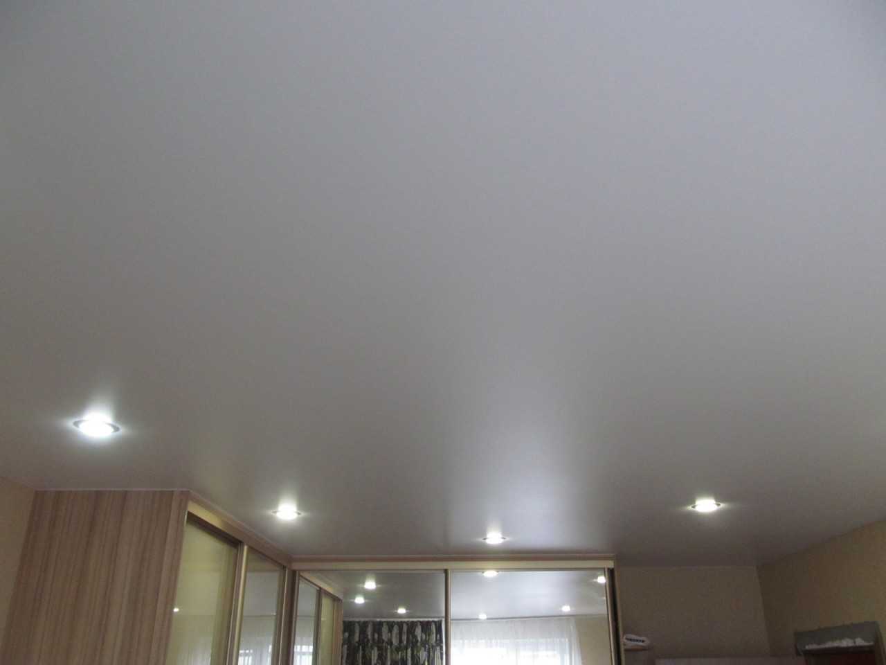 Сатиновые натяжные потолки (64 фото): плюсы и минусы, что это такое, белый глянцевый потолок в интерьере, отзывы