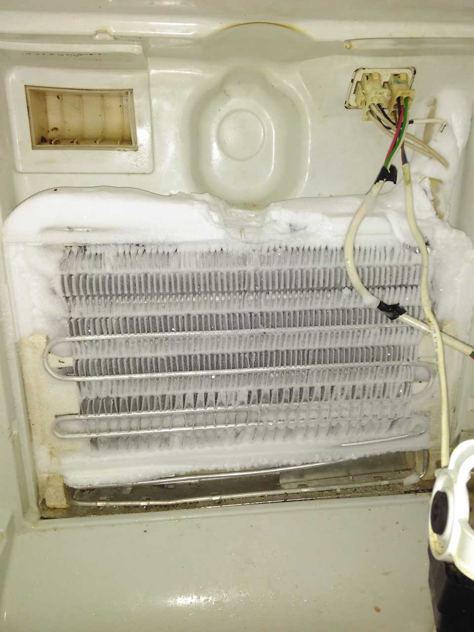 Причины, почему холодильник сильно морозит и не выключается