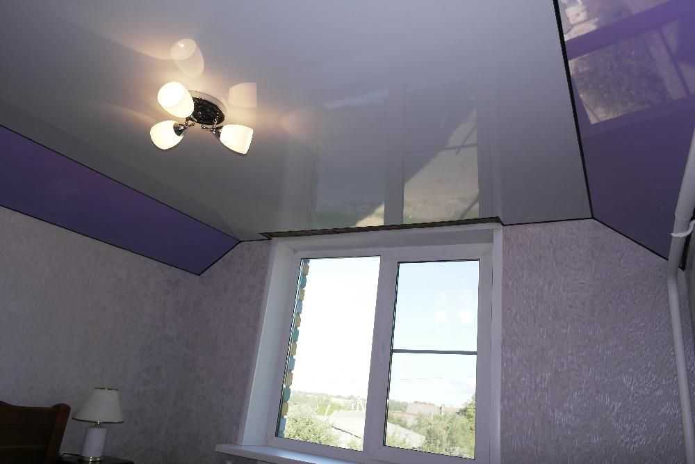 Натяжной потолок на мансарде (53 фото): потолочная конструкция под углом на мансардном этаже, потолок коричневого цвета в комнате чердачного типа