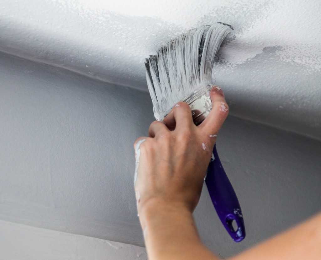 Как правильно покрасить потолок на старую краску?