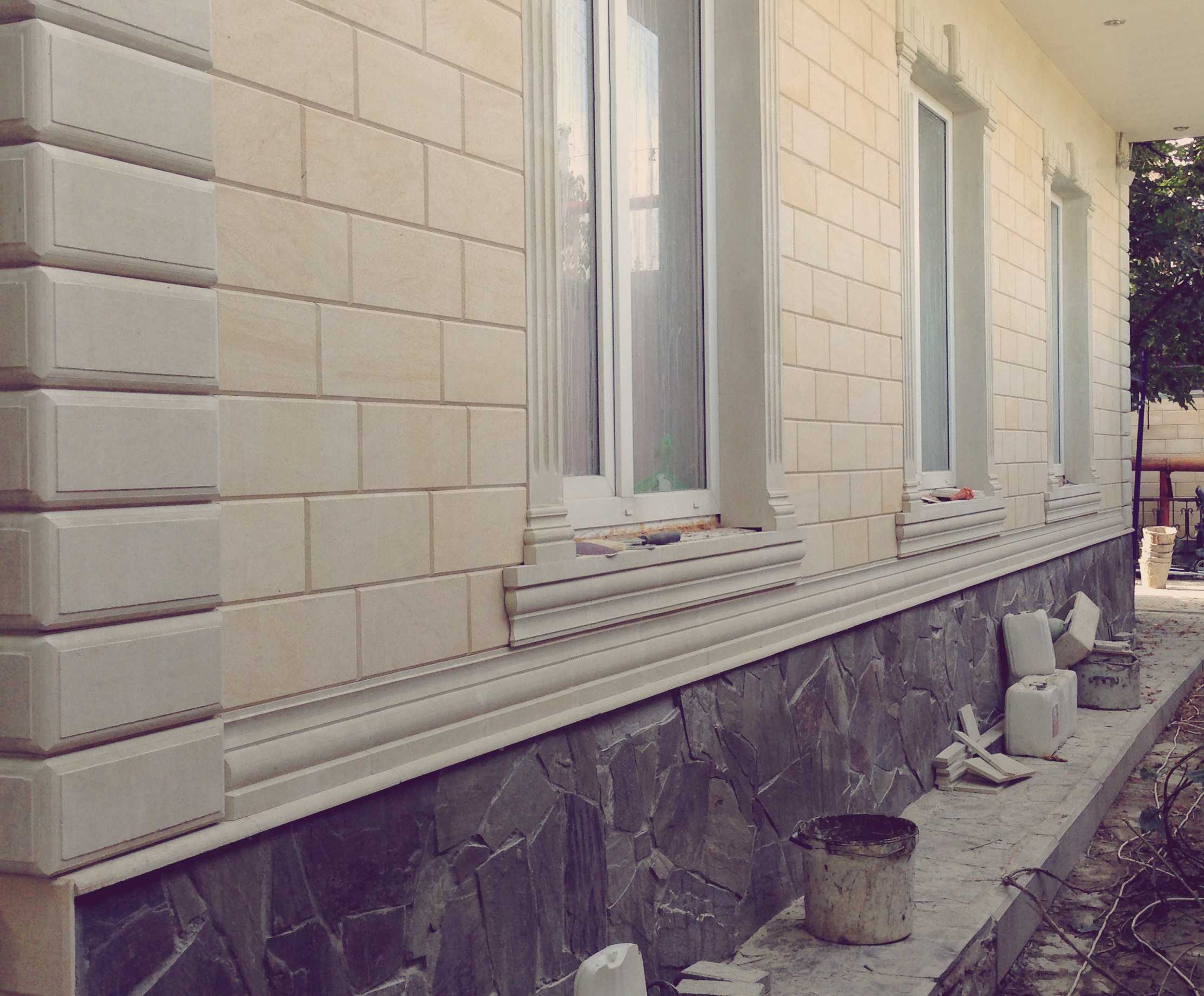 Отделка дагестанским камнем (47 фото): облицовка стен фасада дома. как клеить облицовочный камень на пеноблок и другие материалы?