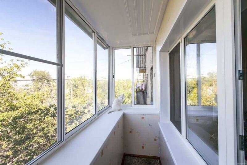 Какое остекление балкона лучше: пластик или алюминий отзывы мастеров