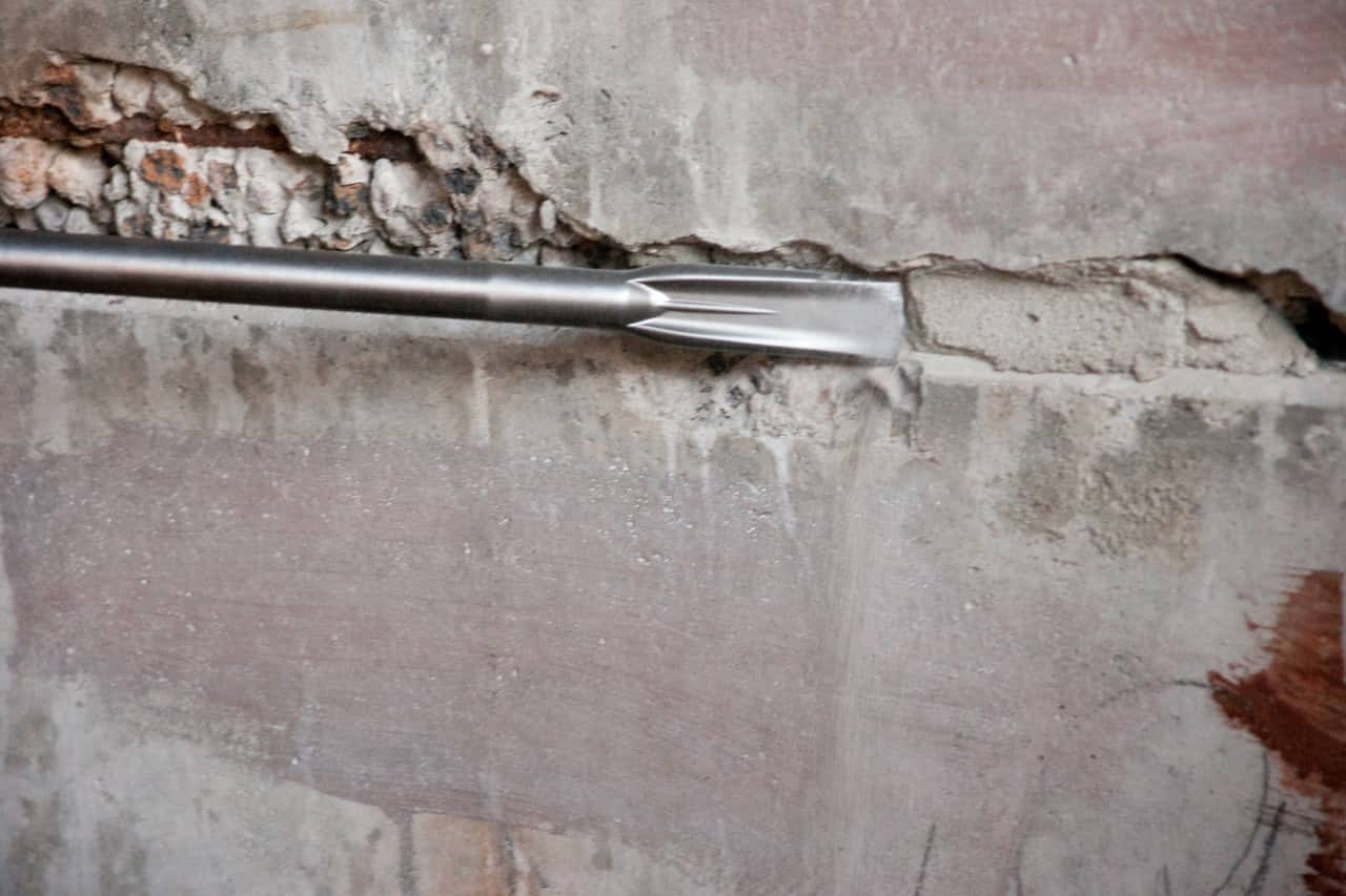 Разрушается и крошится бетон — что делать: основные причины, как предотвратить