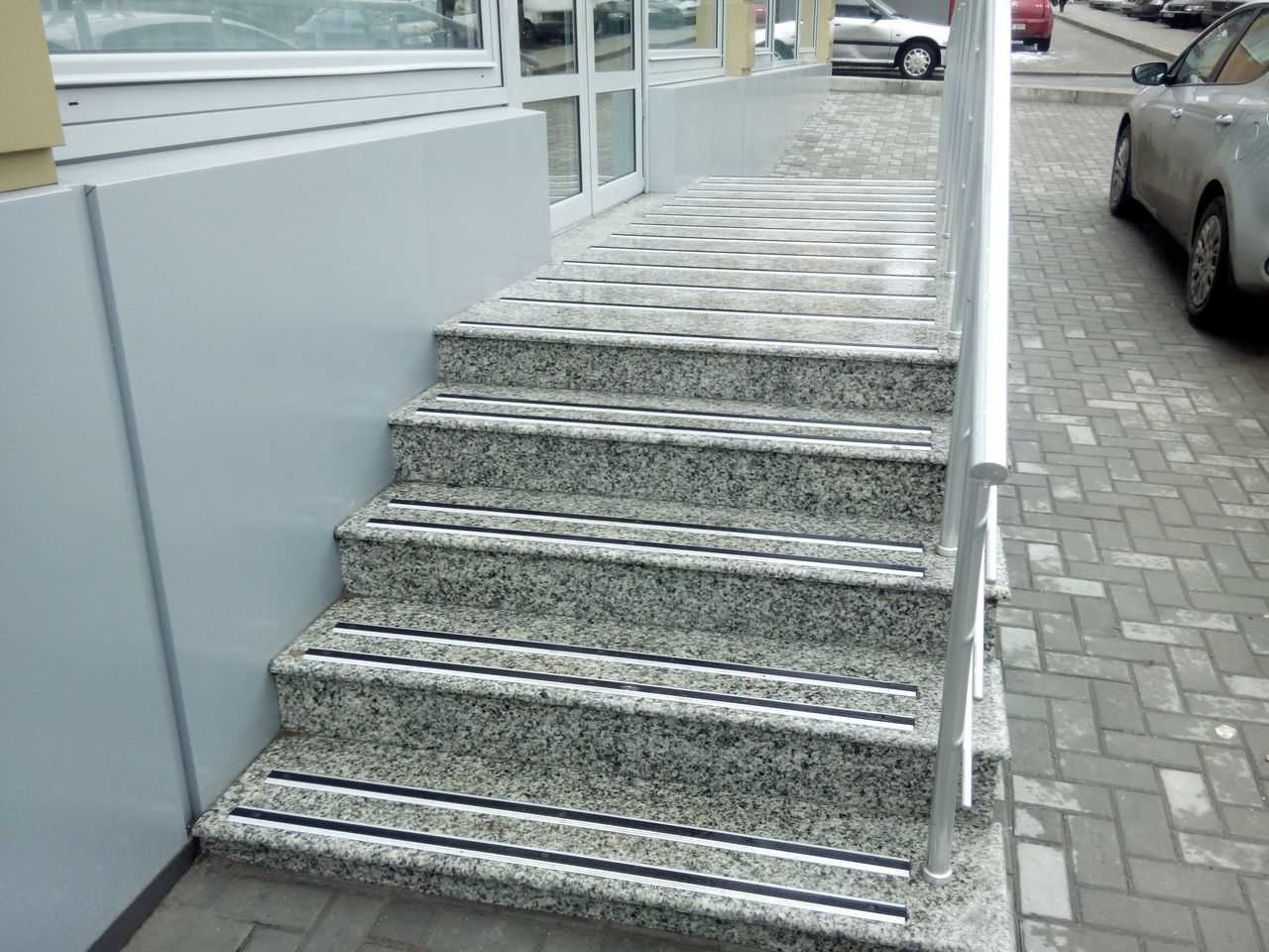 Плитка для уличных ступеней (53 фото): резиновая продукция для лестницы и крыльца, керамические продукты для укладки на улице