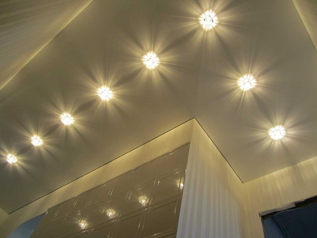Освещение потолка – особенности размещения светильников и расчет светового потока (115 фото)