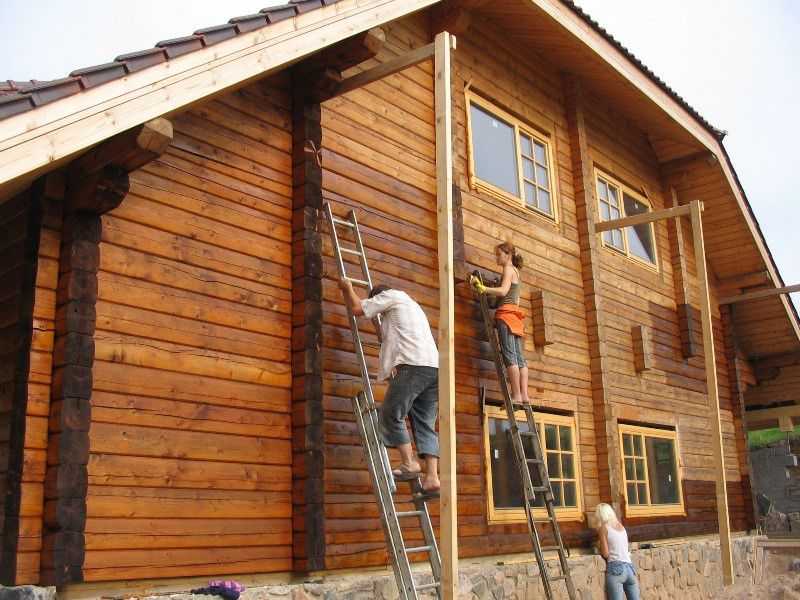 Чем и как выполнить покраску стен деревянного дома?