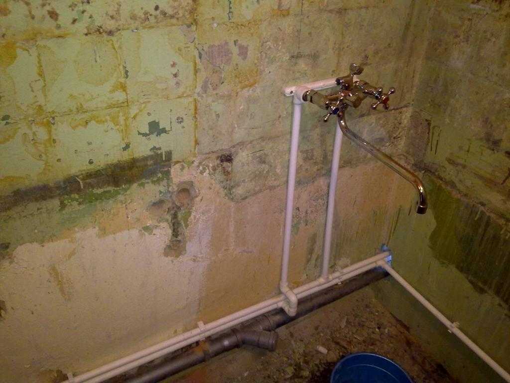 Замена труб в ванной комнате — демонтаж и прокладка