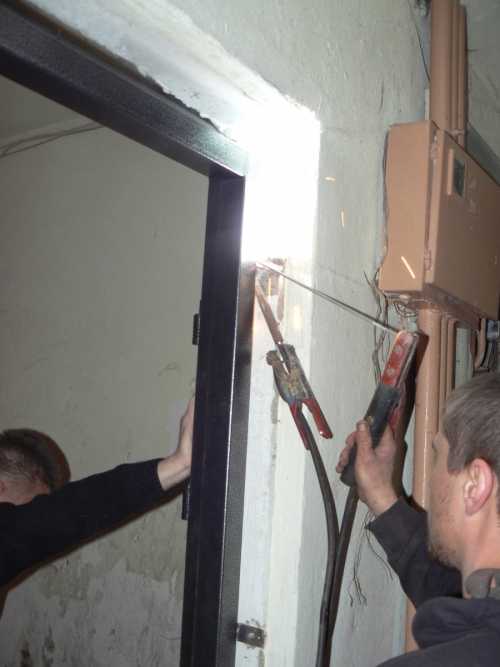 Как проводится установка металлической двери