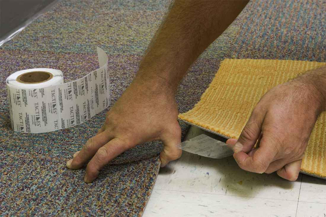 Подложка под ковролин: особенности выбора на бетон и деревянный пол, основа под ковровое покрытие на джутовой и войлочной, пробковой и латексной основах