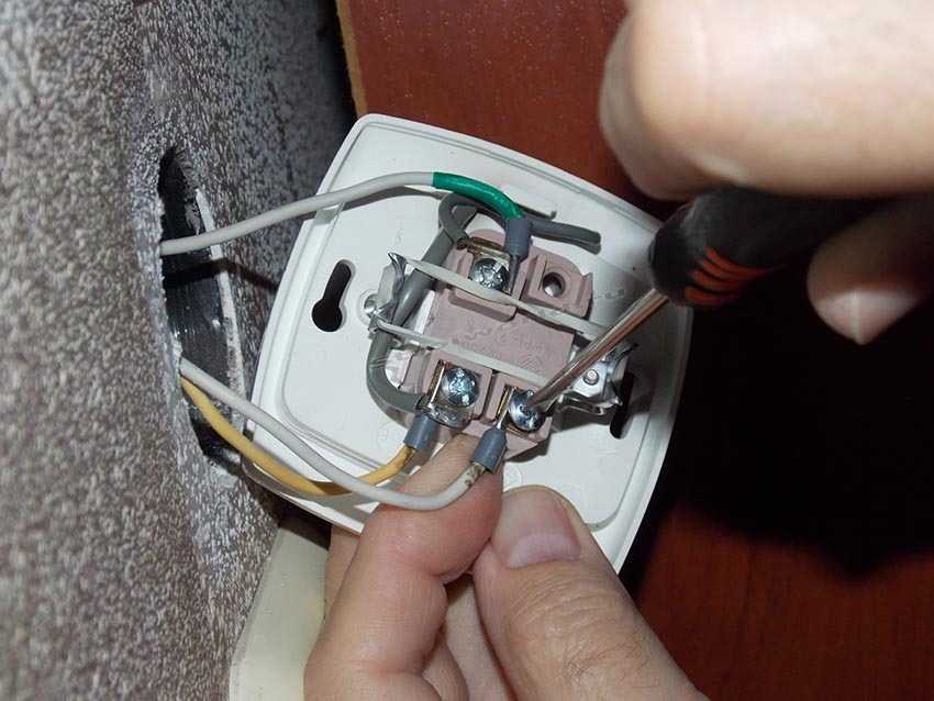 Как подключить проходной выключатель: пошаговая инструкция