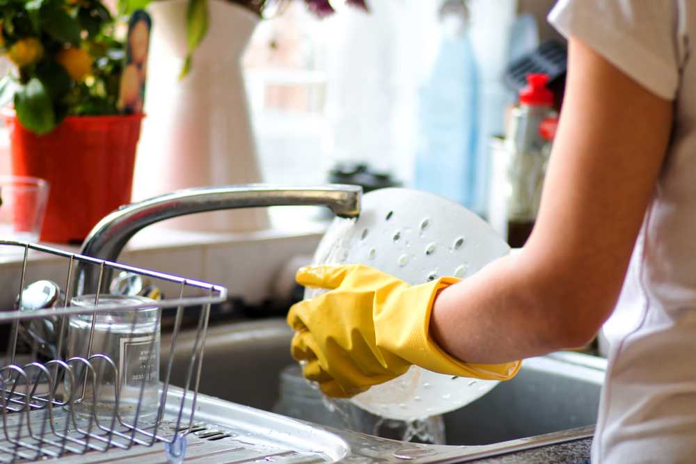 Чем и как бережно помыть фарфоровую посуду и отчистить от пятен