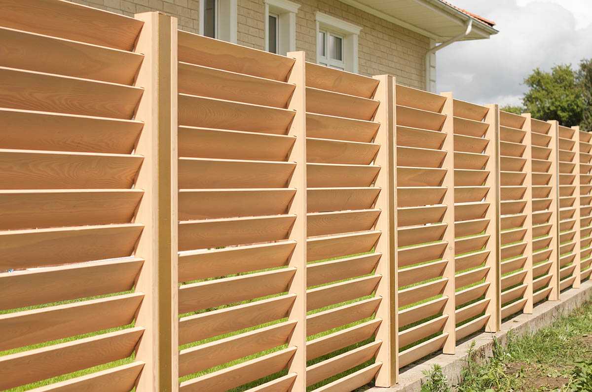 Забор из досок (42 фото): дощатое вертикальное ограждение из необрезной террасной доски, горизонтальные и пластиковые варианты