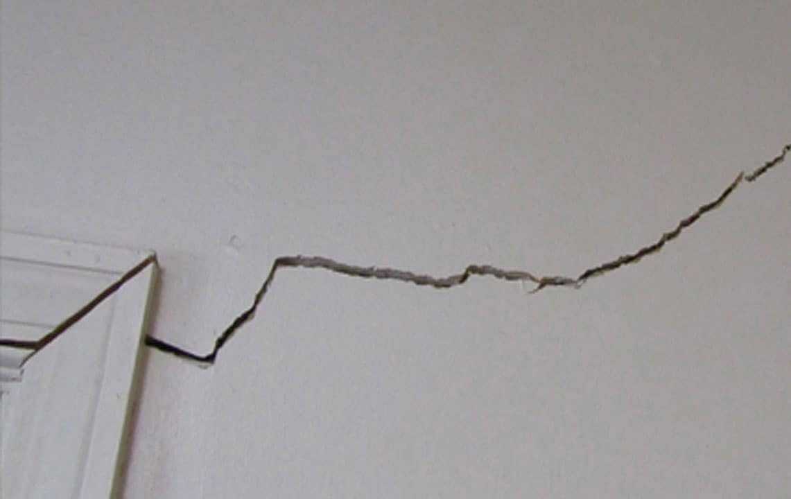 Как заделать трещину в стене кирпичного дома? чем делать стяжку, как стянуть, если треснула конструкция из кирпича